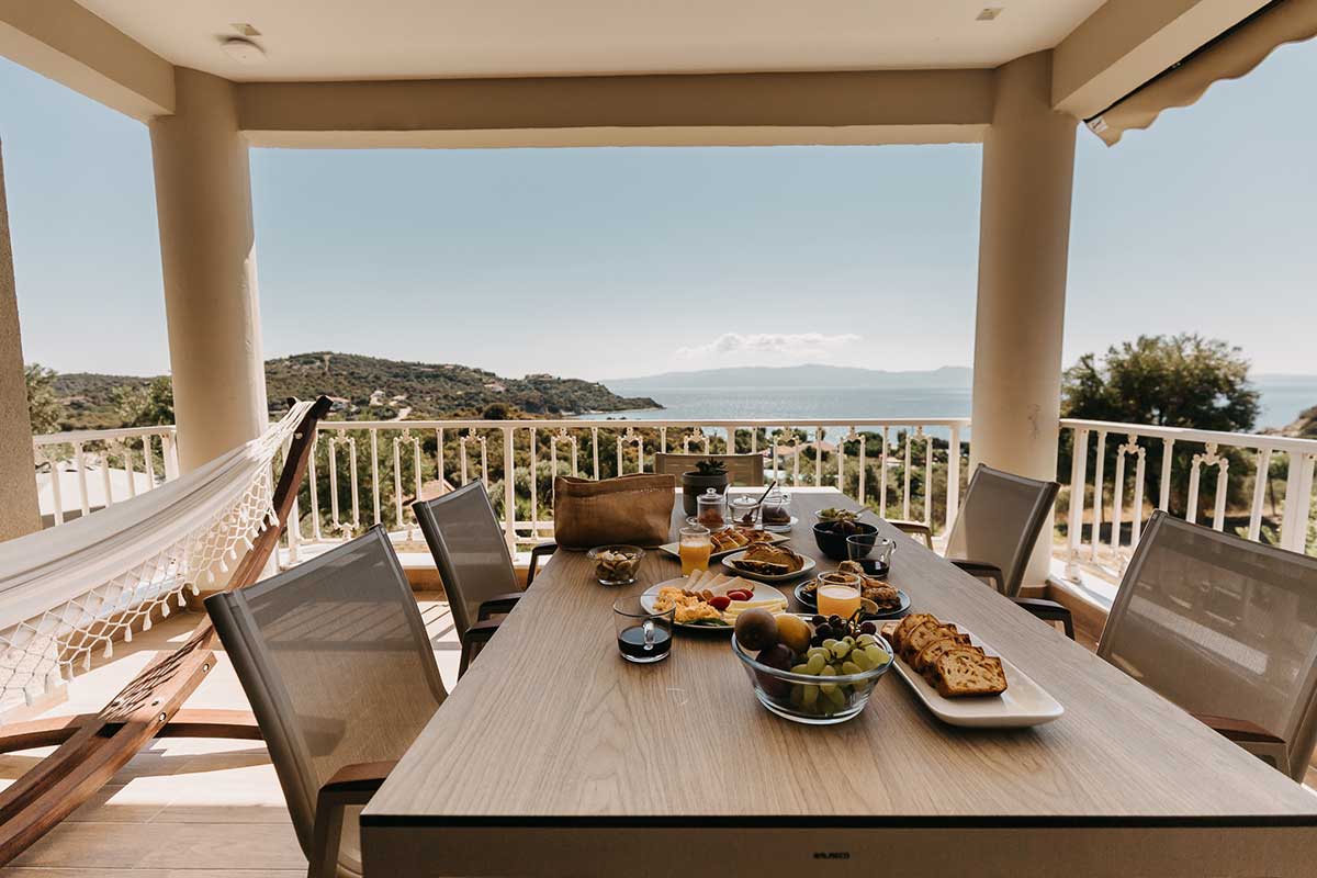 villa-navy-balcony-breakfast
